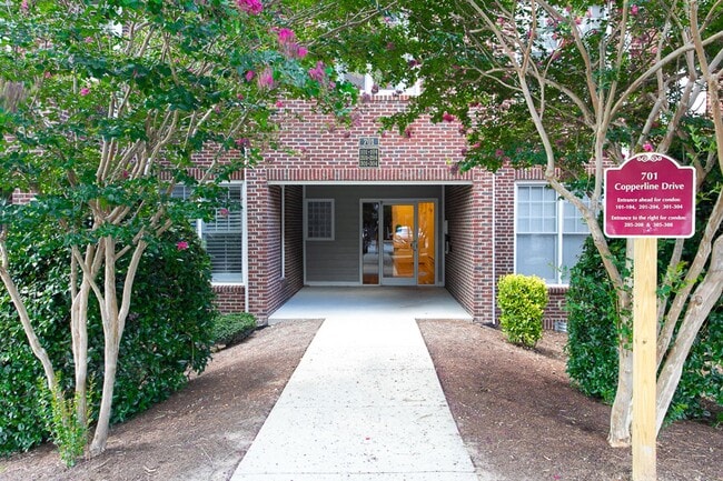 Building Photo - Beautiful 2 Bedroom Condo in Southern Village!