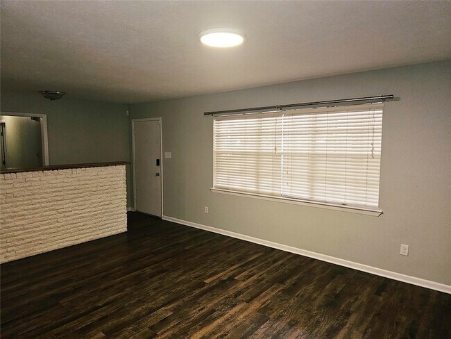 2501 White Oak Ln