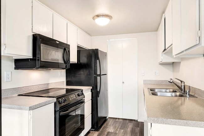 Building Photo - Waterbrook Loft and Apartments