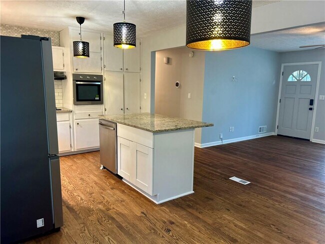 Photo - 667 Tara Cir SE