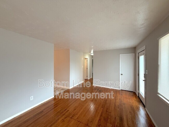 Photo - 205 Edgegreen Dr