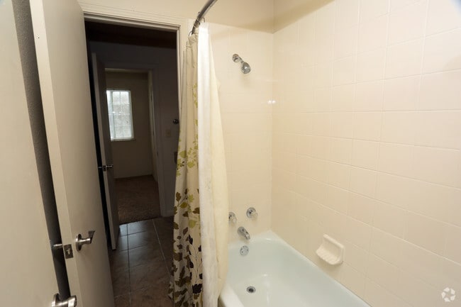 2BR - 850SF - Bathroom