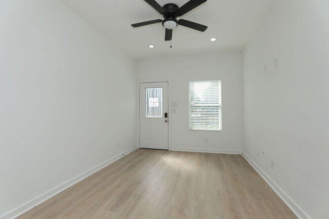 For Lease | 3 Bed, 2 Bath |1,350 Sq Ft |Tr... - House Rental in Houston