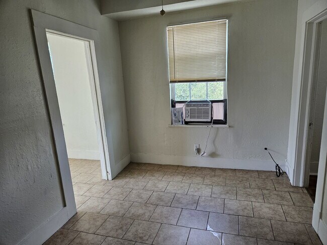 Photo - Utilities Included, Studio apartment in the heart of St. Mary's Unidad 3