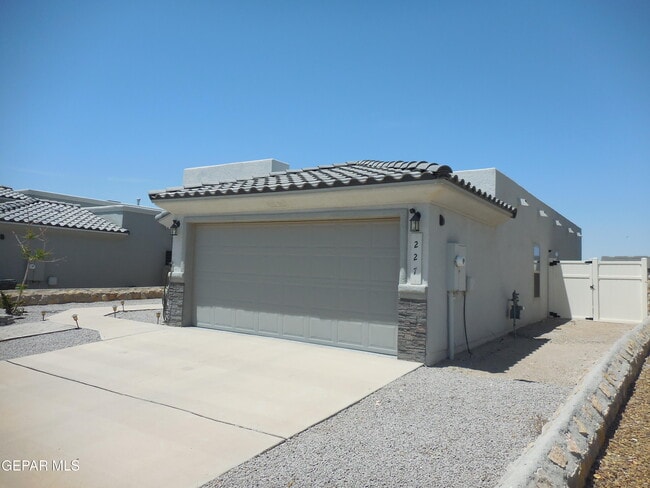 Photo - 227 Ellesmere Wy