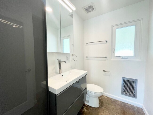 Photo - AVAILABLE NOW! Studio Apartment in Palm Sp... Unit 5