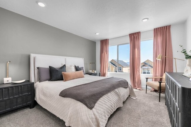 Photo - 537 E Levengrove Dr