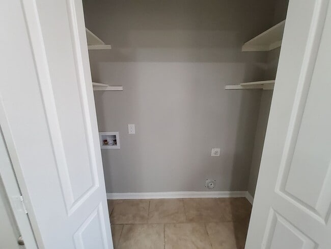 Building Photo - 5233 Breckenwood Dr