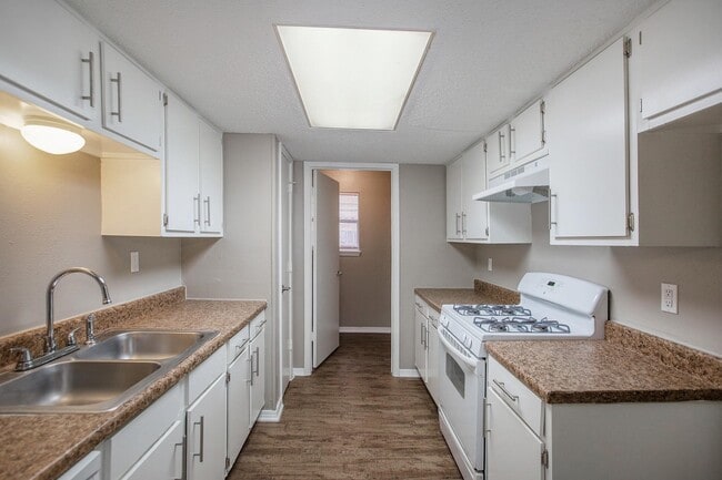 Building Photo - 21039 Settlers Valley Dr