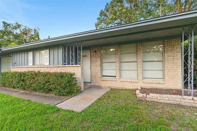 10502 Royal Oaks Dr