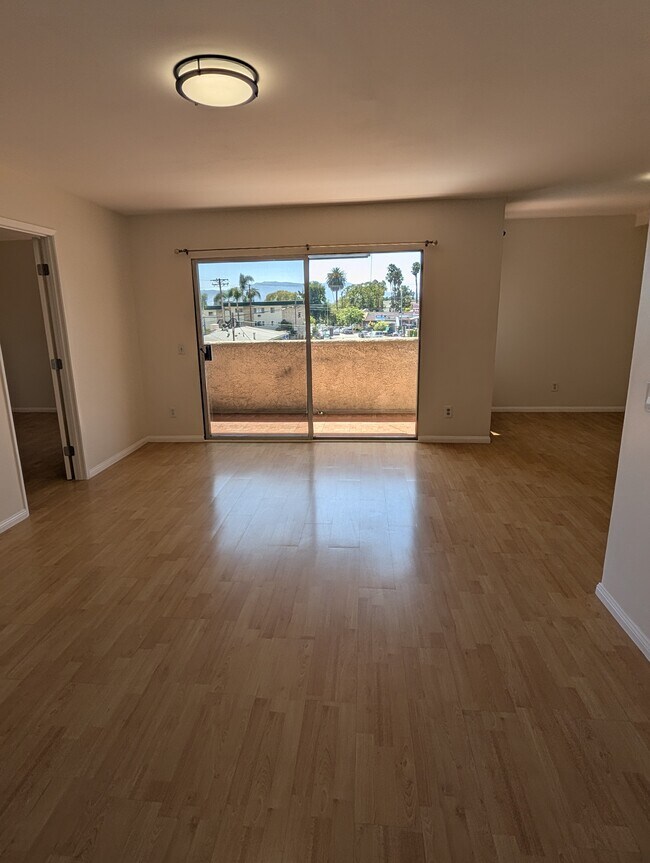 Living room - 1422 Rock Glen Ave Unit 207