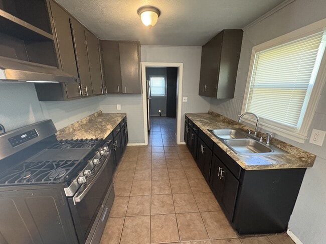 Photo - 627 E Young Pl