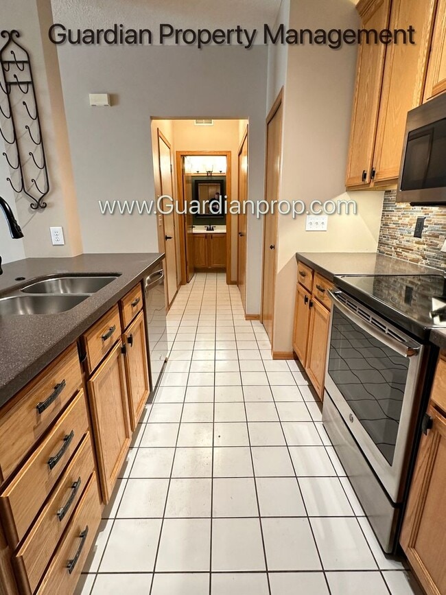 Photo - Eden Prairie Townhome, 1 Car Garage, Dishwasher, Fireplace, Walk Out Patio