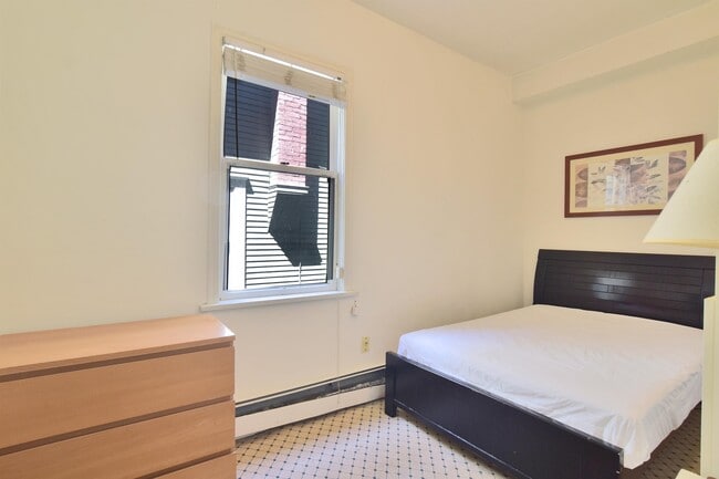 Photo - 1517 Comox St Unit 1