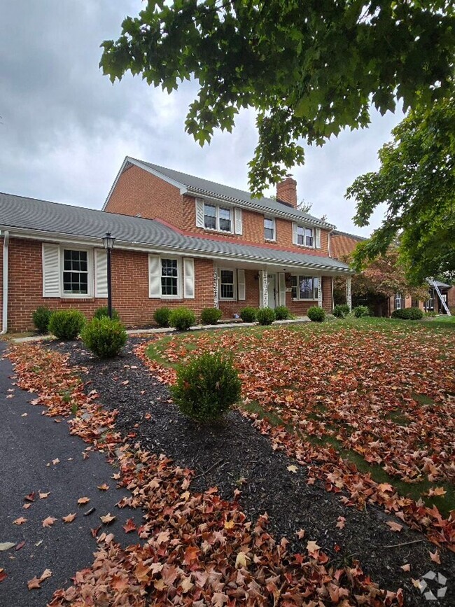 Building Photo - Lovely Colonial Home in Sharpley