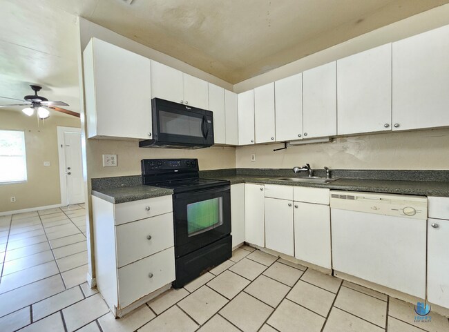 Photo - ADORABLE 3 Bedroom, 1 Bathroom House avail...