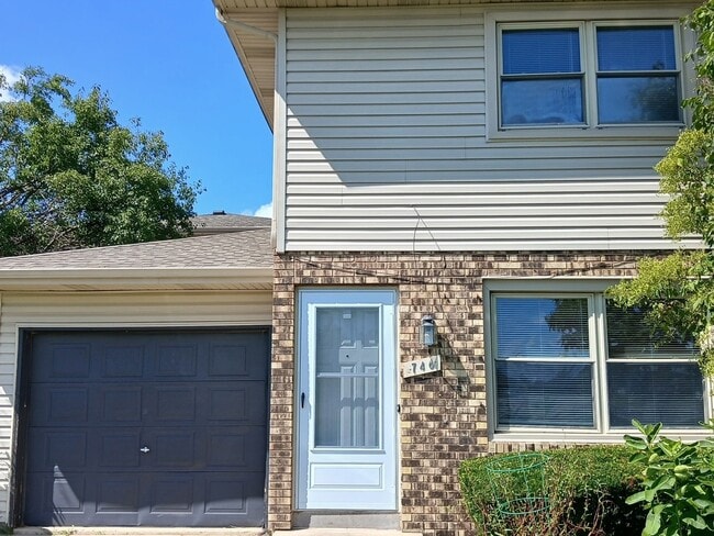 Building Photo - 746 Oakton Rd