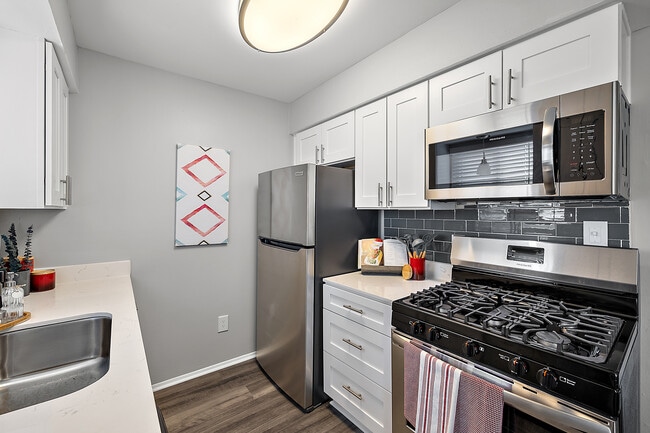 Cherry Hill Village Apartments - Dearborn Heights, MI