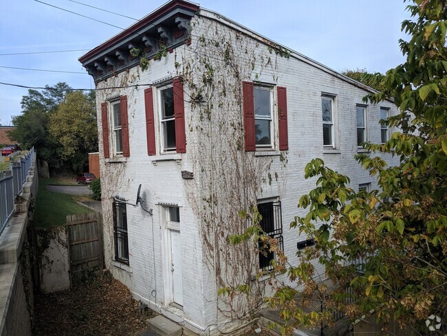 Building Photo - 2810 Maryland Ave Unit 2810 Maryland Avenue Basement Rental