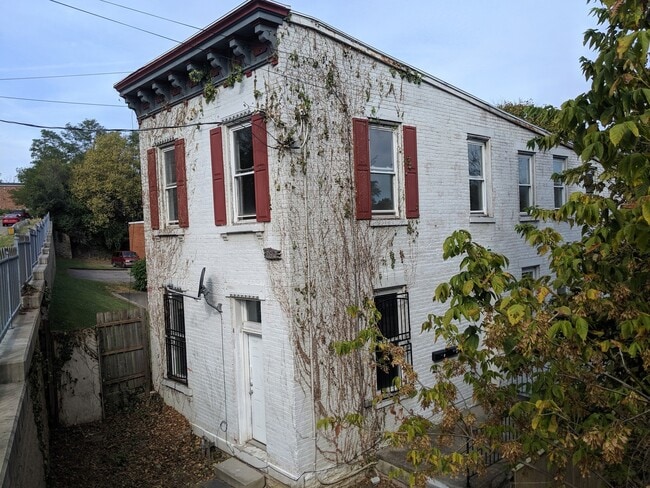Building Photo - 2810 Maryland Ave Unit 2810 Maryland Avenue Basement Rental