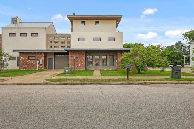 Photo - 213 N Houston Ave