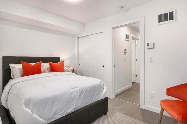 Building Photo - Stylish, Bright and Efficient 2 bed 1.75 B... Rental