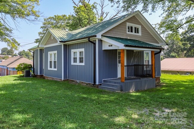 Building Photo - 487 W Henderson St Rental