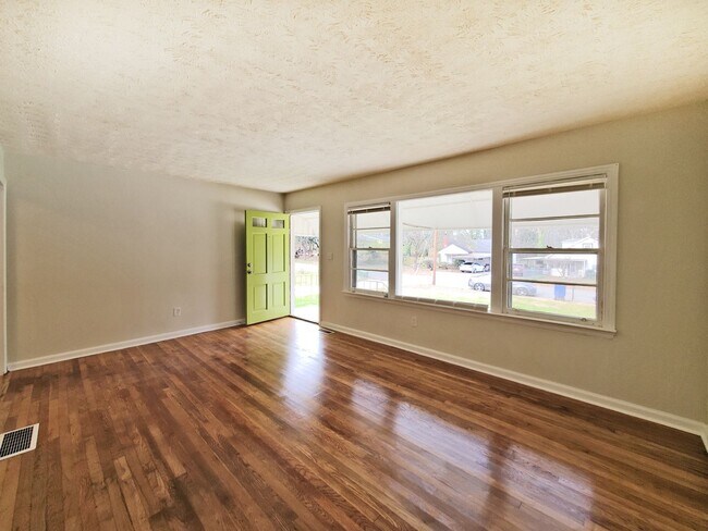 Photo - COMING SOON! Cutest 2/1 Bungalow in Hapeville - Housing Vouchers Accepted