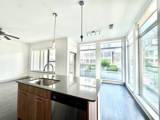 Building Photo - 2111 Westheimer Rd Unit 1226