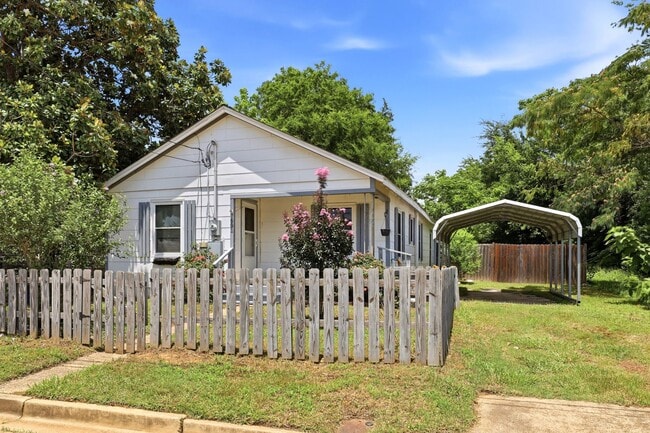 Building Photo - Cute 2/2 in Kilgore!