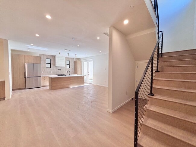 Building Photo - 17852 Saticoy St Unit 17852 Saticoy St