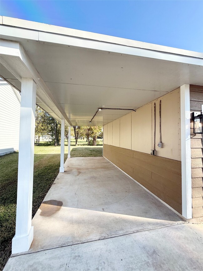 Photo - 140 Huisache St