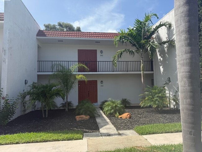 Building Photo - 1723 Embassy Dr Unit 202 Rental