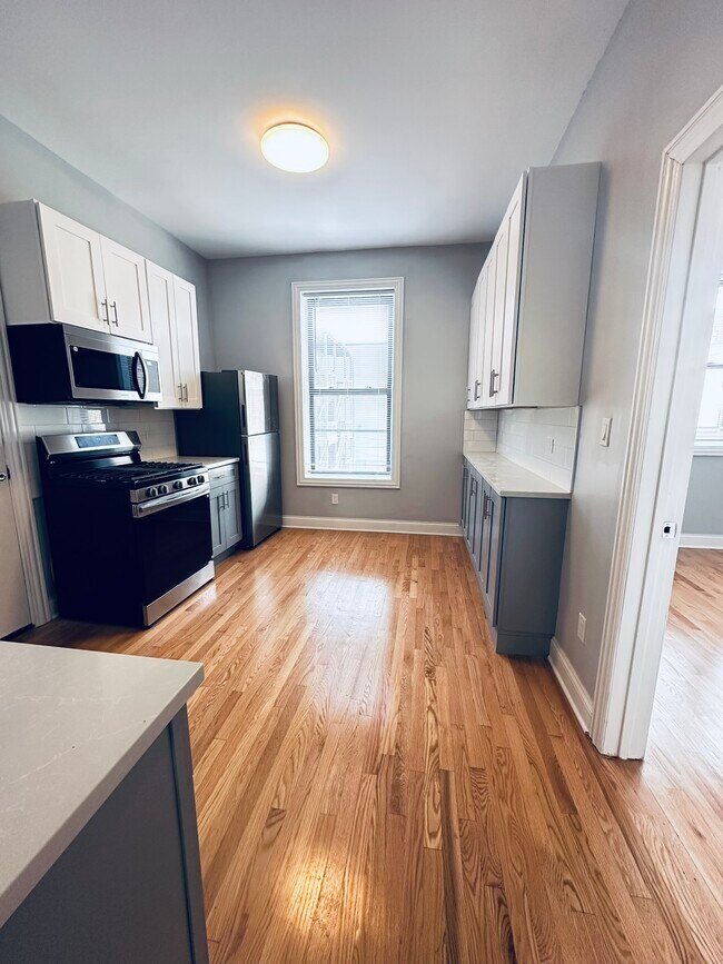 Photo - 900 W Montrose Ave