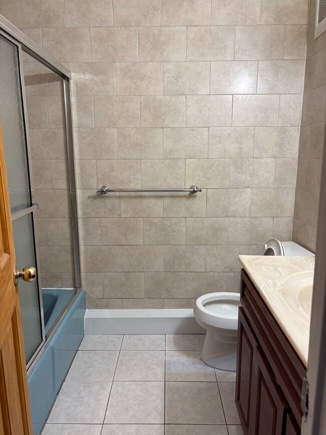 main bathroom - 4115A 75th St Unit #3