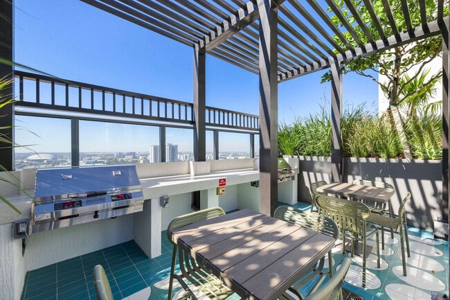 Building Photo - 11 NE 6th St Unit FL22-ID1380027P