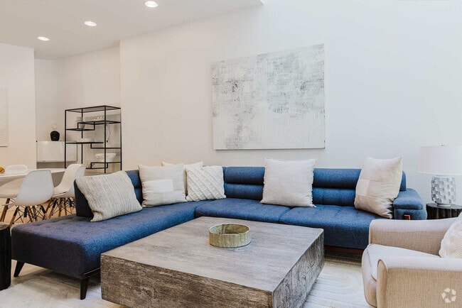 Building Photo - 323 E 51st St Rental