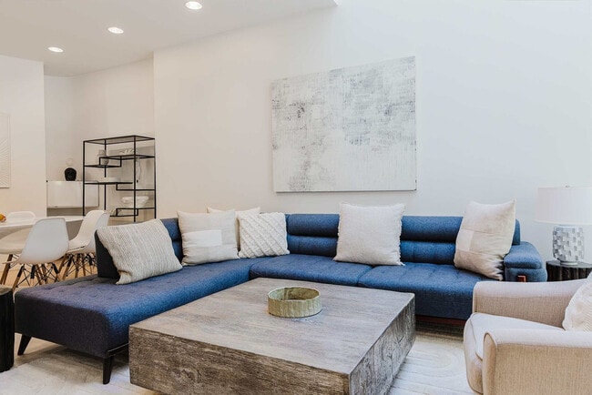 Building Photo - 323 E 51st St Rental