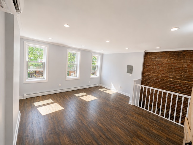 Building Photo - 1915 Albany Ave Unit 1