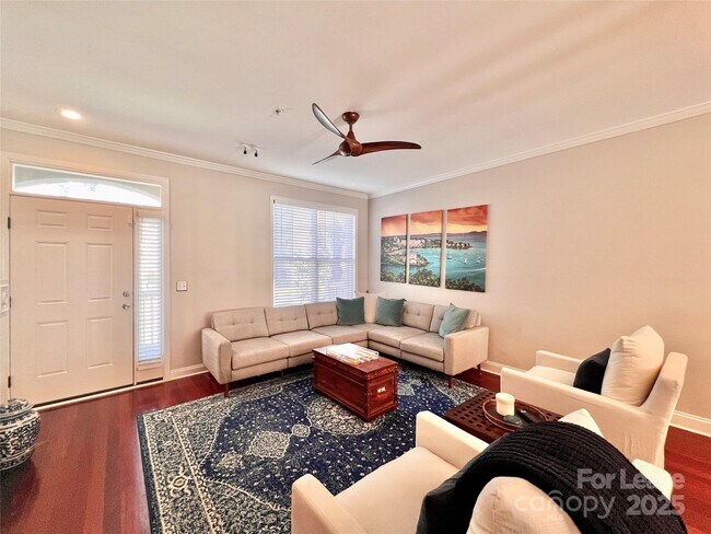 Photo - 833 W 4th St