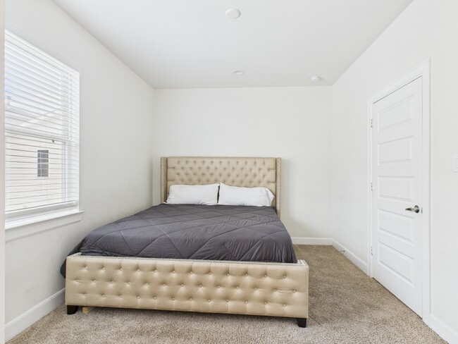 Building Photo - 2711 Clinton Dr