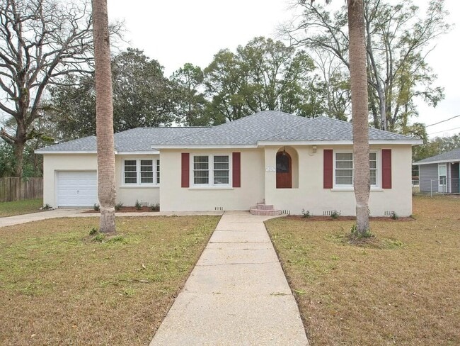 Photo - 821 Brett St