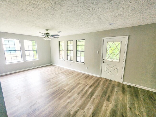 Photo - 305 Red Haven Dr