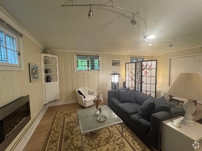 Building Photo - 3801 Calvert St NW Rental