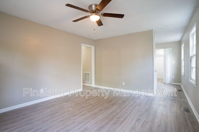 Photo - 817 Isley St