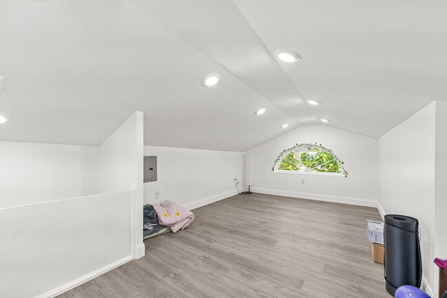 Photo - 300 S 41st St