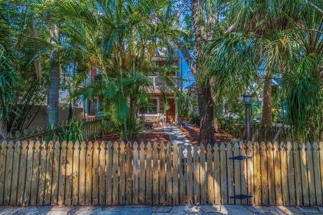Photo - 330 Lang Ct N