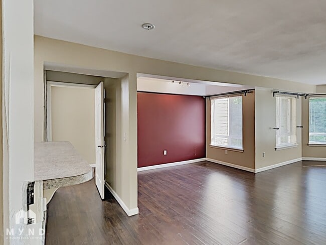 Building Photo - 2530 15th Ave W