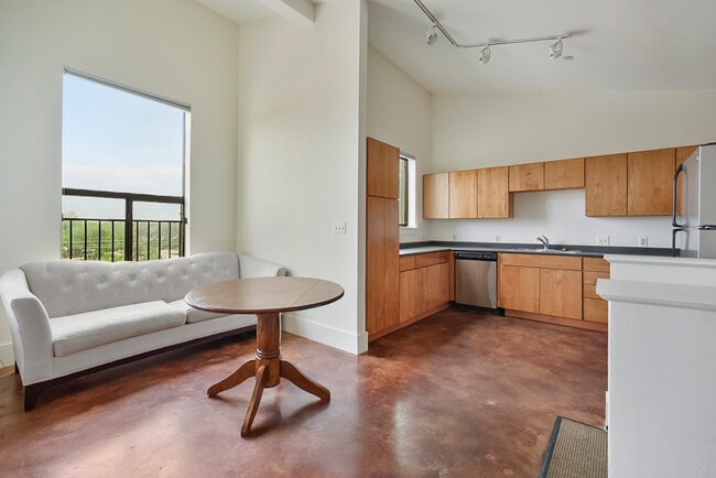 kitchen/breakfast nook - 911 Keith Ln Unit 15