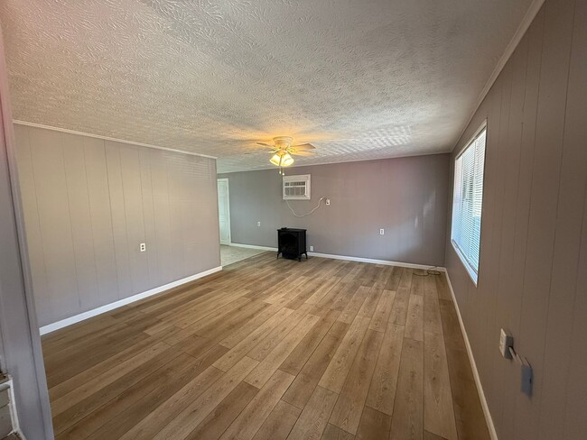 Photo - Knoxville 37938 - 2 bedroom, 1 bath - Contact Susan Niedergeses (865) 300-4722